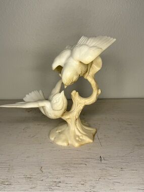 Vintage 1976 Wilton Plastic Wedding Cake Topper Kissing Birds, Love Birds Doves